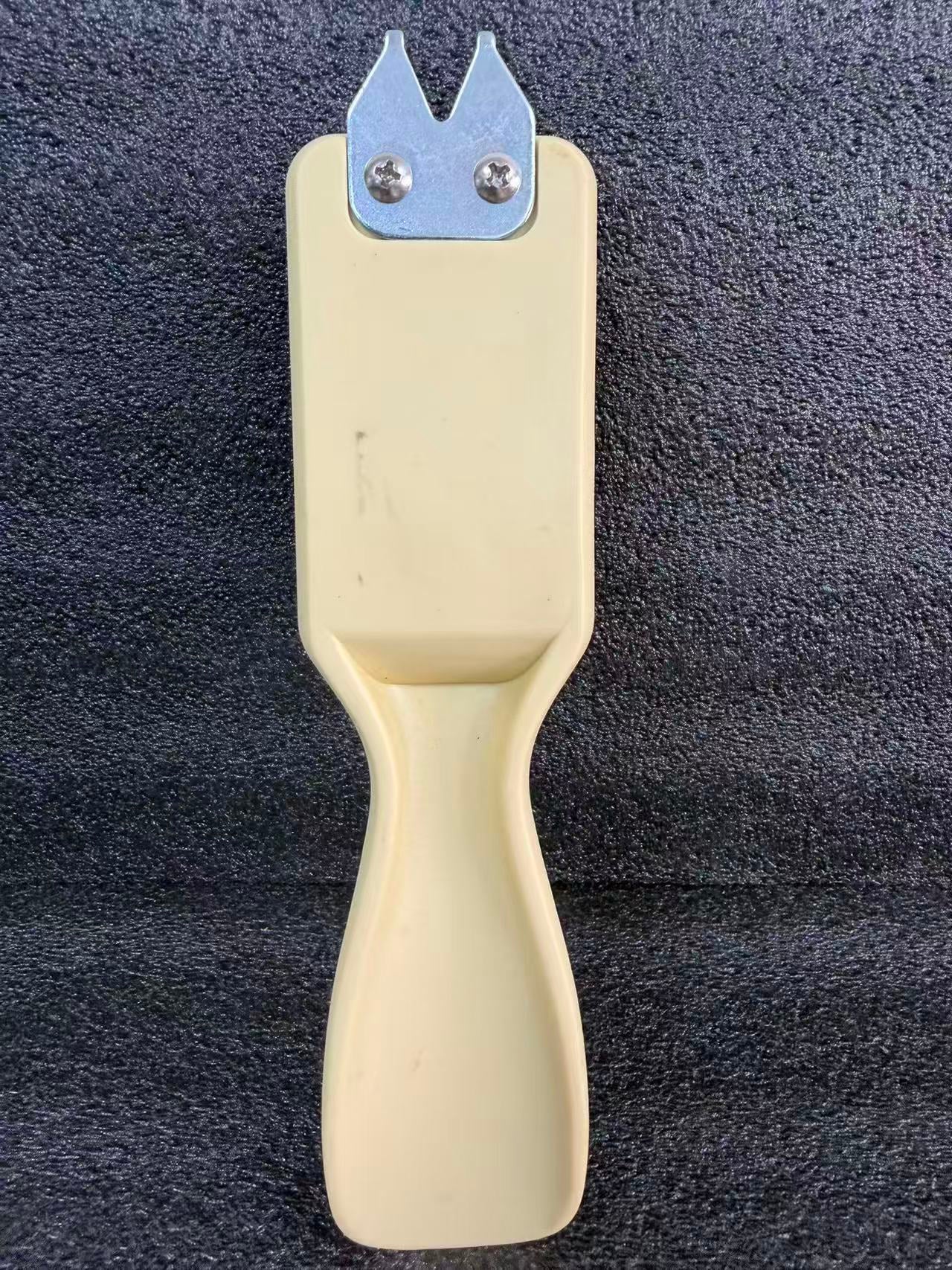 FORIOUS Hand-operated scraping tool for cleaning cleats for attachment to sports shoes